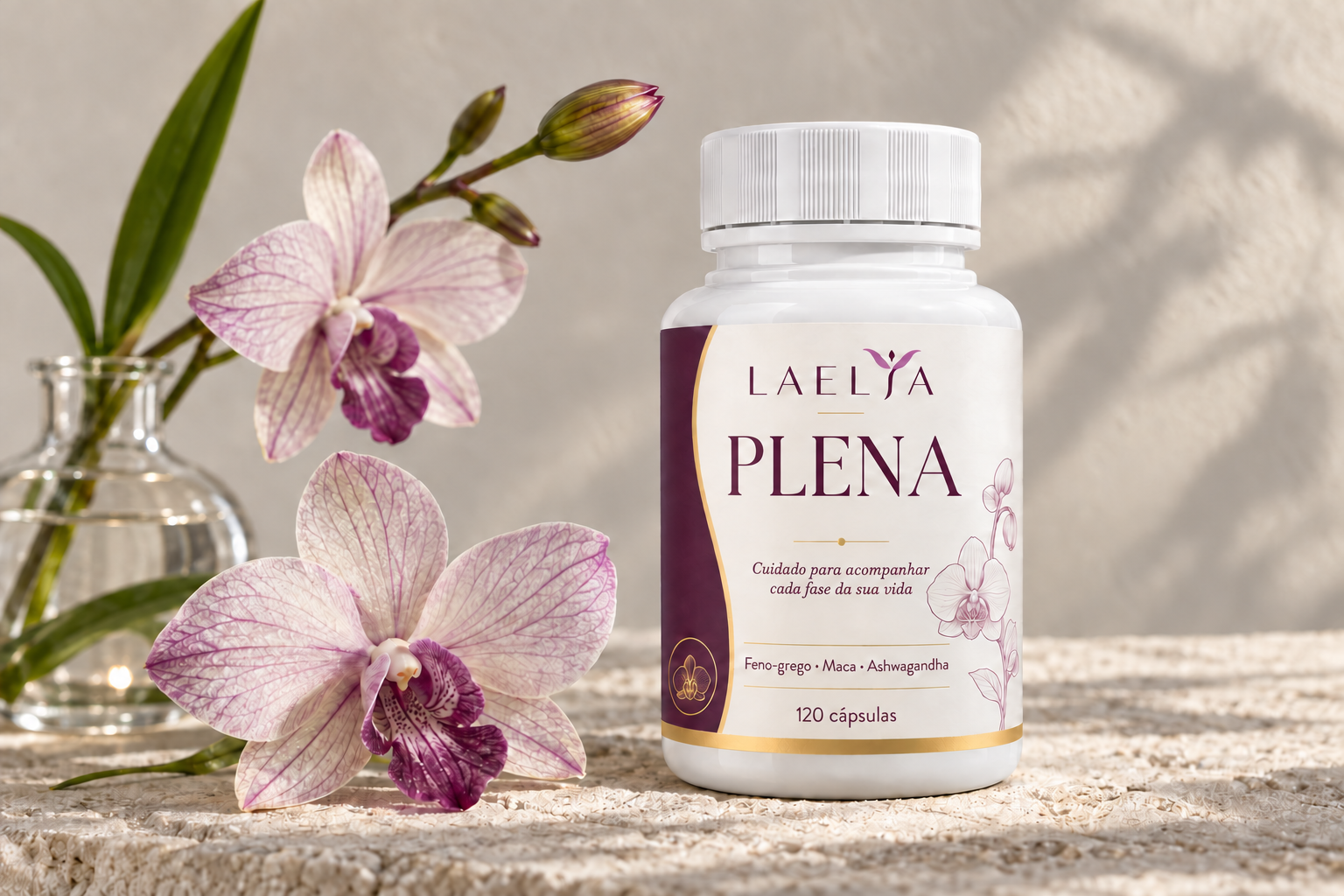 Frasco Laelya Plena acompanhado de orquídeas em luz natural